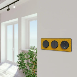 Odace Touch - plaque 3 postes horiz/ver 71mm Kvadrat ocre avec liseré anthracite